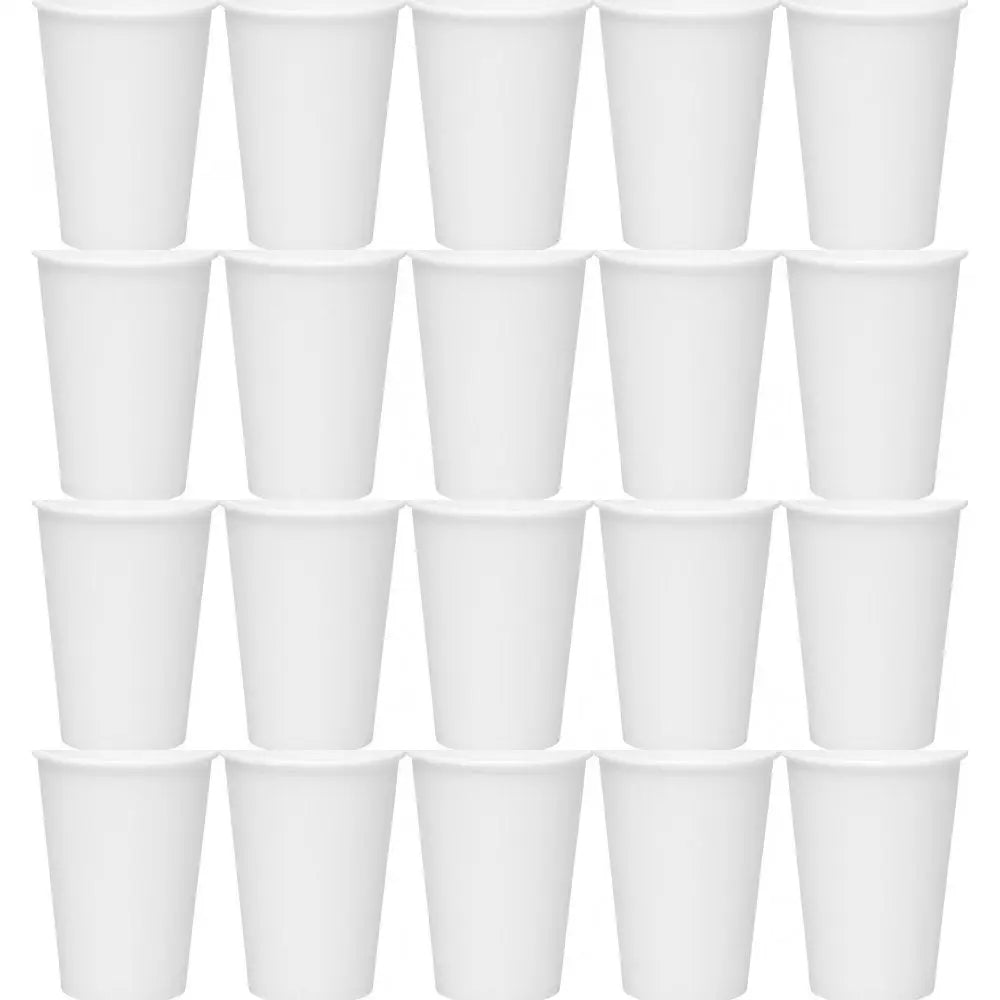 Miljøvennlige hvite papirkopper 250 ml, femten kopper jevnt plassert i rutenett mot hvit bakgrunn.