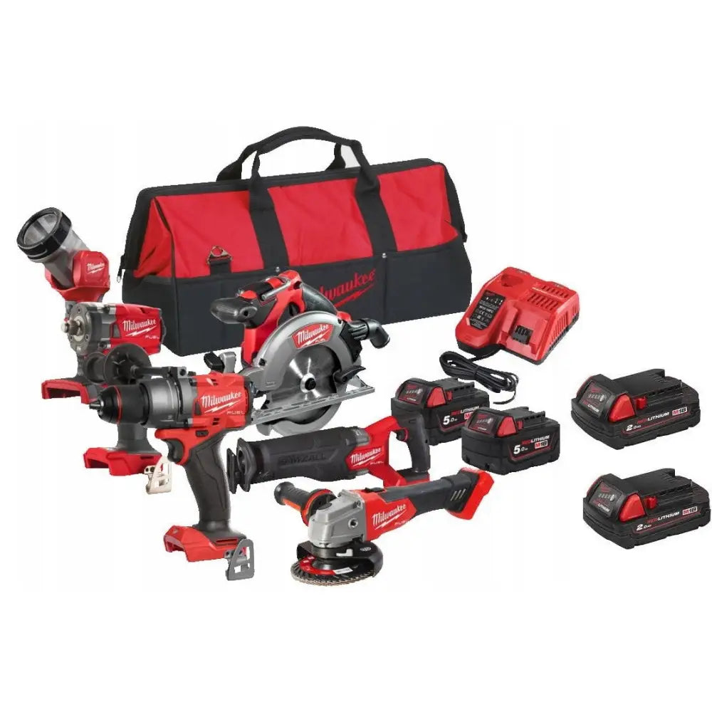 Milwaukee elektroverktøysett med drill, sirkelsag, fire batterier, lader og rød verktøybag, sett forfra.