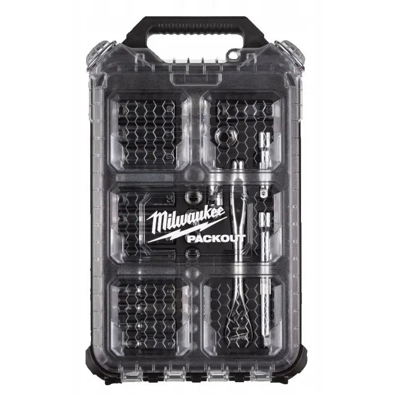 Milwaukee hylsenøkkelsett i gjennomsiktig plastboks, seks rom med metallverktøy sett ovenfra.