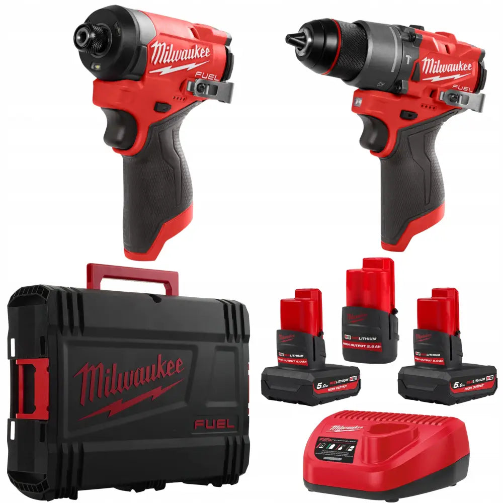 Milwaukee elektroverktøysett med bormaskin, slagskrutrekker, tre batterier, lader og sort verktøykoffert.