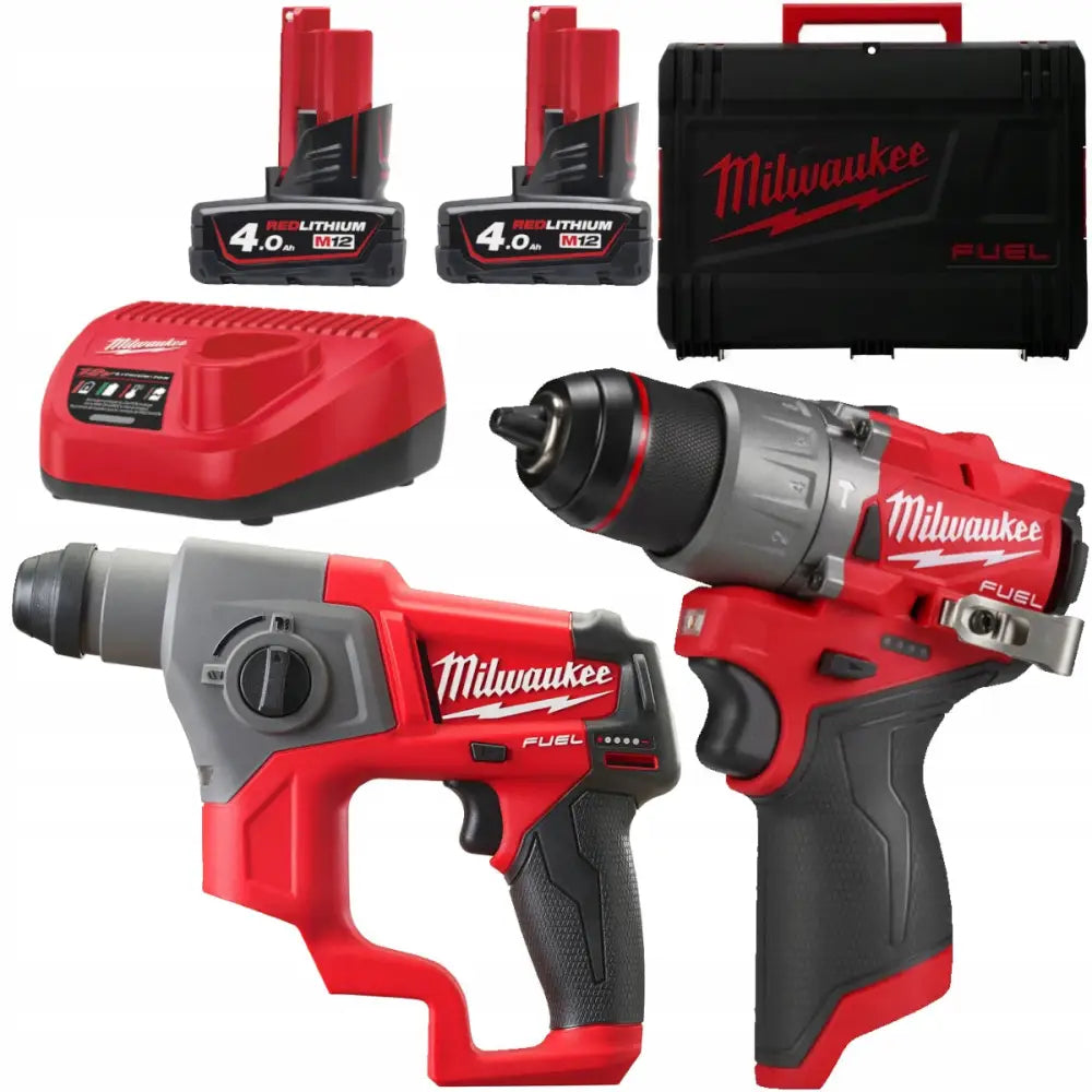 Milwaukee kombinasjonssett med to elektroverktøy, batterier, lader og sort koffert med rød logo, sidevisning.