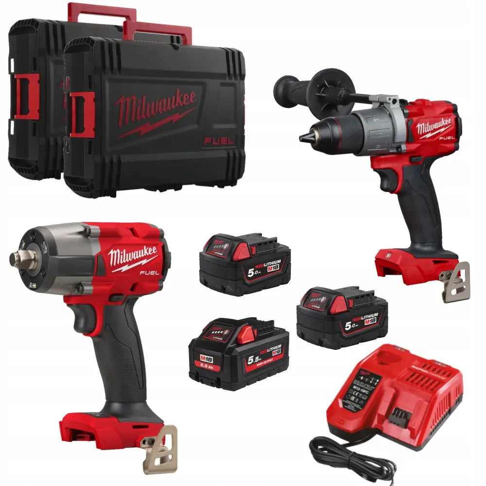 Milwaukee elektroverktøysett med drill, muttertrekker, fire batterier, lader og to kofferter fra skrå vinkel.