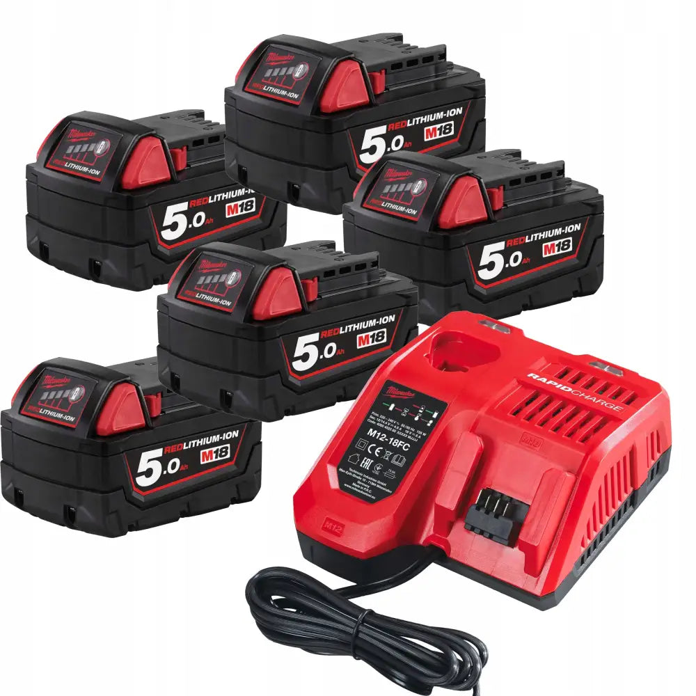 Milwaukee M18 batterier og rød lader med sort kabel, skråvinklet visning på lys bakgrunn.