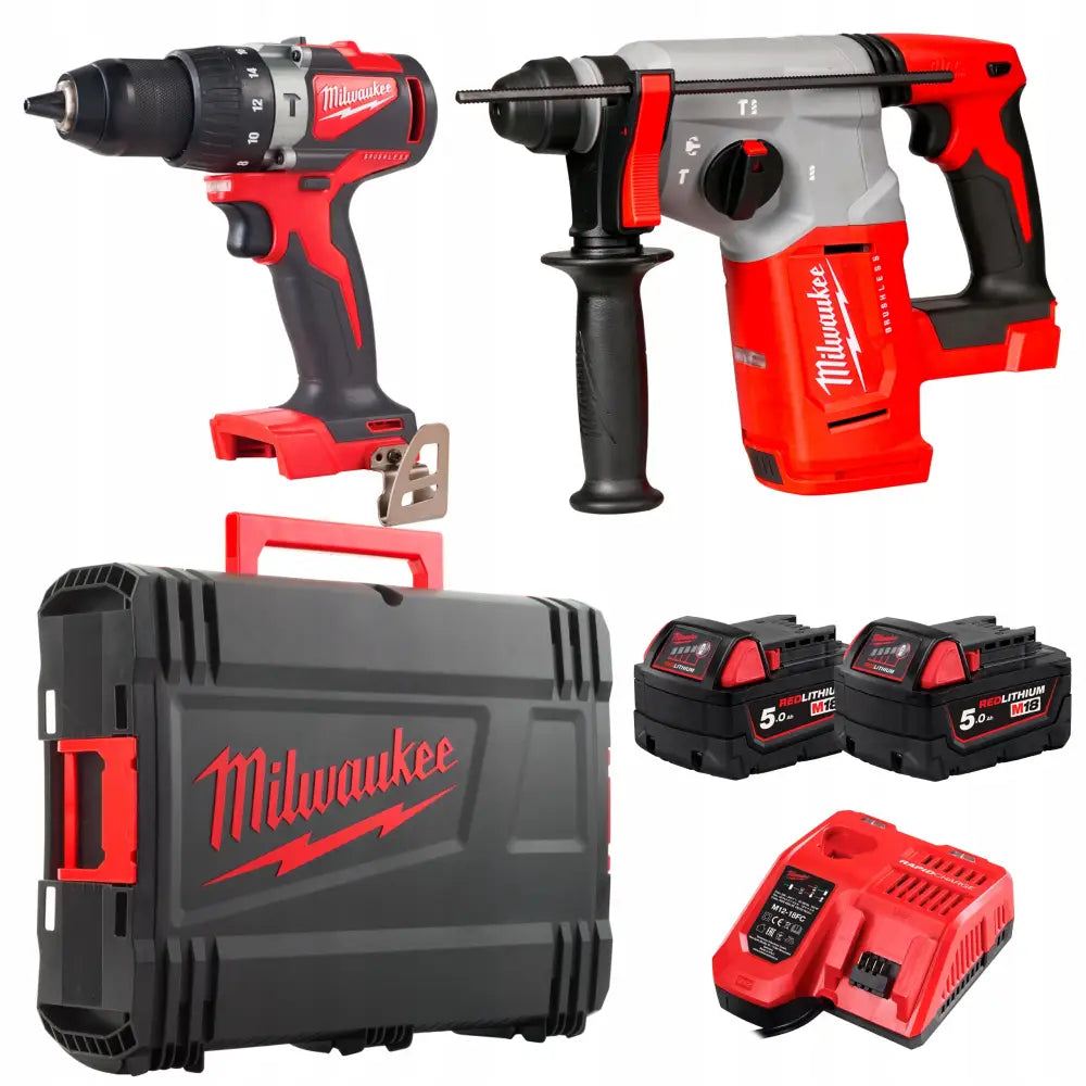 Milwaukee elektroverktøysett med drill, borhammer, tre batterier, lader og koffert, vist fra siden.