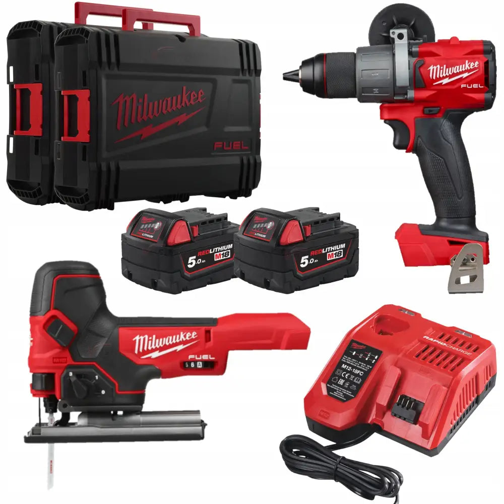 Milwaukee M18 skrutrekker og stikksag sett med to batterier, lader og koffert, presentert på hvit bakgrunn.