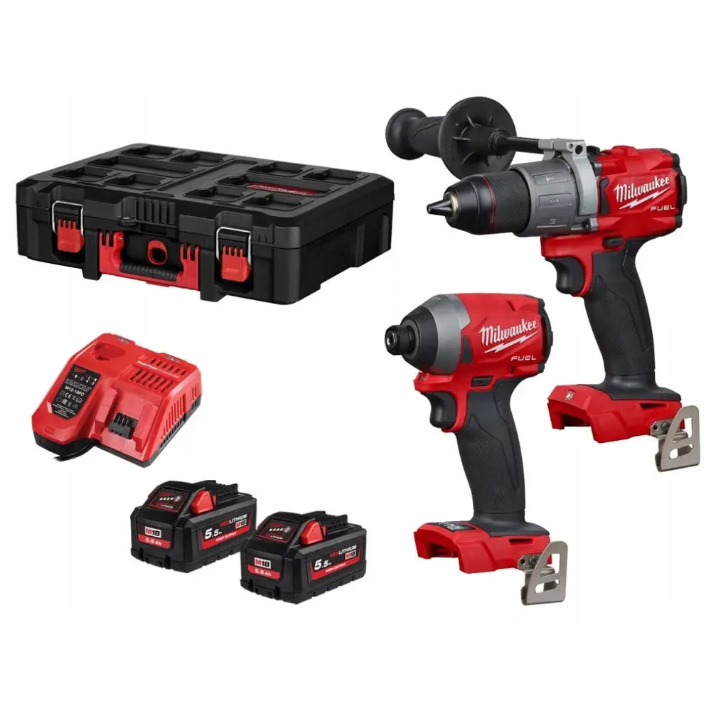 Milwaukee kombosett med to røde og svarte elektriske verktøy, koffert, lader og to batterier fra skrå vinkel.