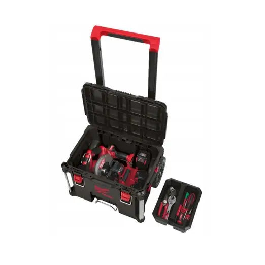 Milwaukee Packout 1 kasse på hjul med åpent lokk, elektriske verktøy og uttrekkbart håndtak.