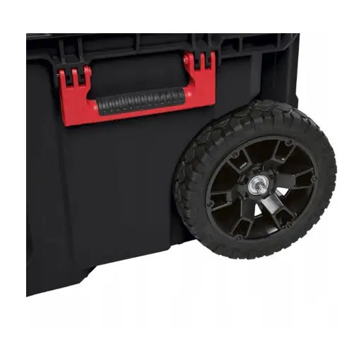 Milwaukee Packout organizer med hjul, sideprofil som fremhever grovmønstret hjul og rødt bærehåndtak.