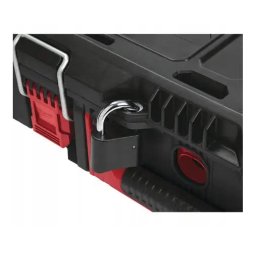 Milwaukee Packout 1 kasse på hjul, nærbilde av låsemekanisme, metallås og slitesterkt hjørne i plast.