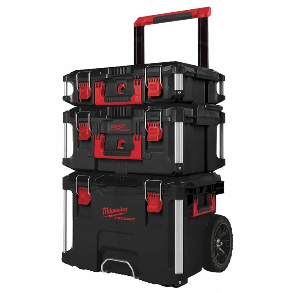 Milwaukee Packout sett med tre svarte verktøykofferter på hjul, røde detaljer og teleskophåndtak, skrå front.
