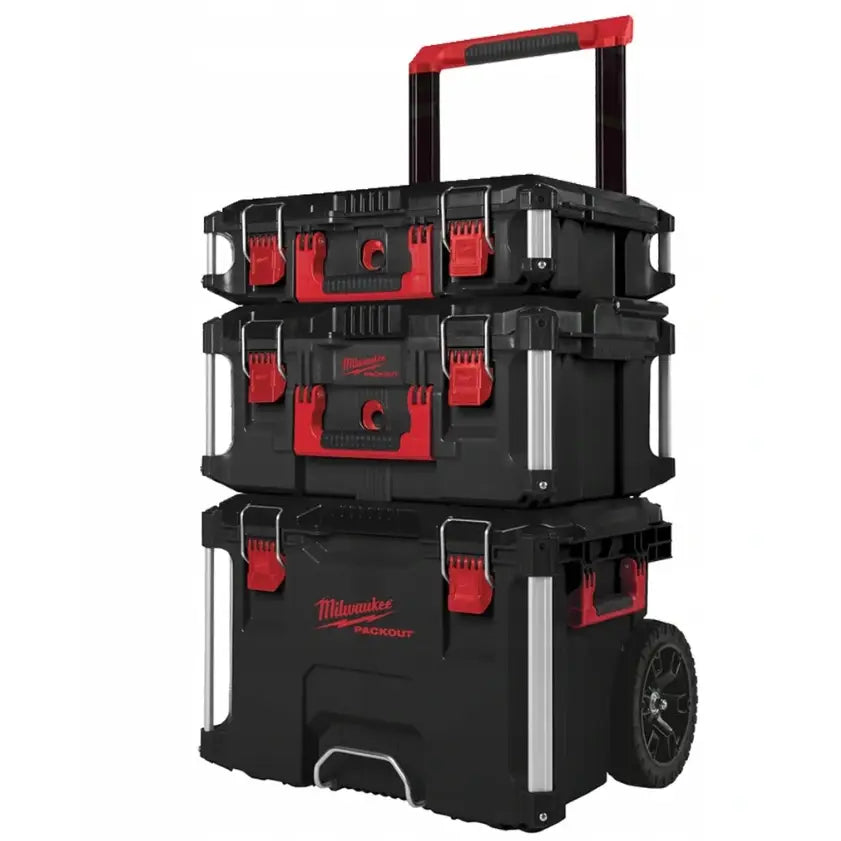 Milwaukee Packout sett, tre stablede svarte og røde verktøykasser med hjul og teleskophåndtak, skrå frontvinkel.