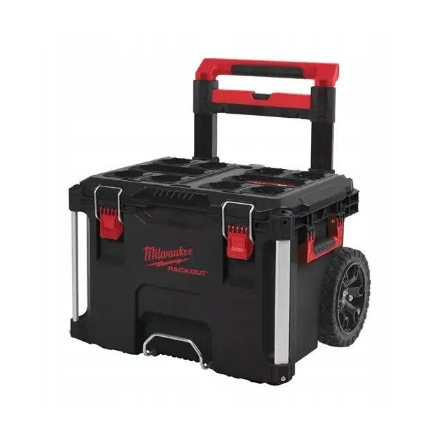 Milwaukee Packout verktøykasse, skrå frontvisning med hjul, teleskophåndtak og metallspenner.