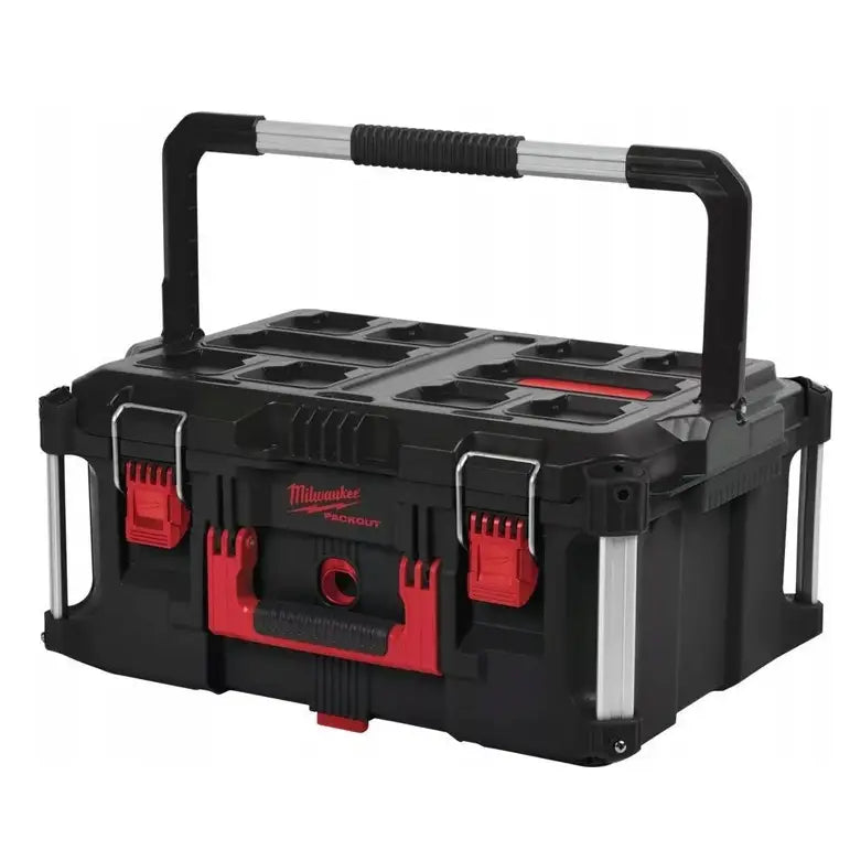 Milwaukee Packout verktøykasse med hjul, sett forfra i vinkel, oppfelt håndtak og røde låsedetaljer.