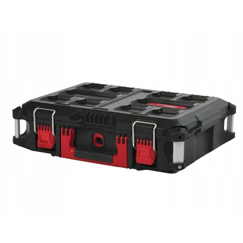 Milwaukee Packout sett med kasser på hjul, skråvisning som fremhever metallspenner og inndelinger i lokket.