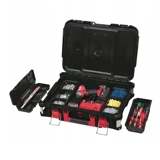 Milwaukee Packout verktøykoffert åpen, viser sortert skrutrekker, bits, skruer og små tilbehørsbokser.