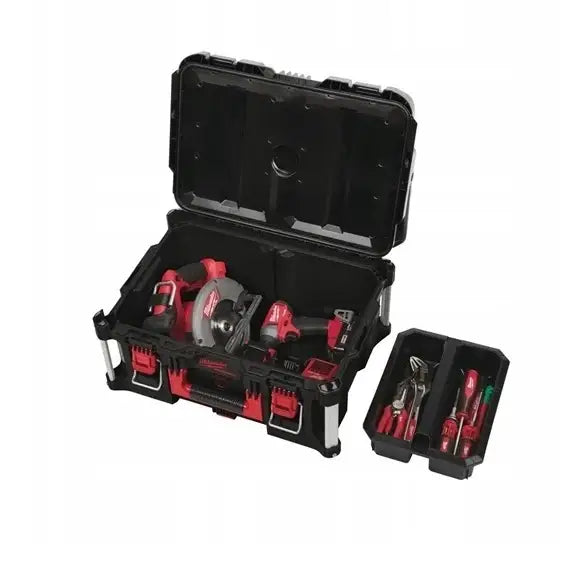 Milwaukee Packout verktøykasse, åpen med elektroverktøy, håndverktøy og løs innsats ved siden av.