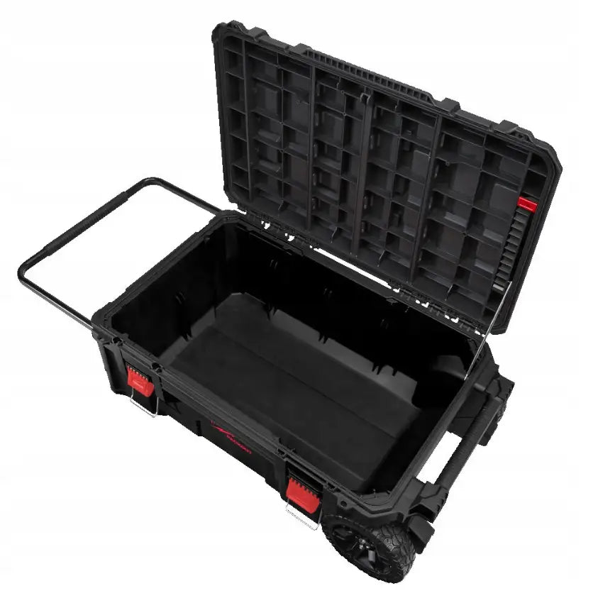 Milwaukee Packout Kasse På Hjul, åpent lokk, røde låseklips og teleskophåndtak sett skrått ovenfra.