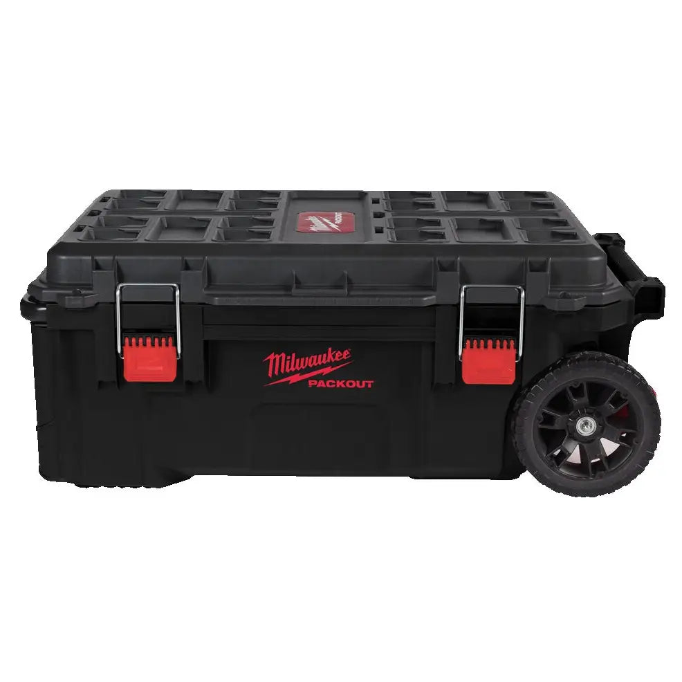 Milwaukee Packout kasse på hjul, sidevisning med røde detaljer, solide låser og store hjul synlig.
