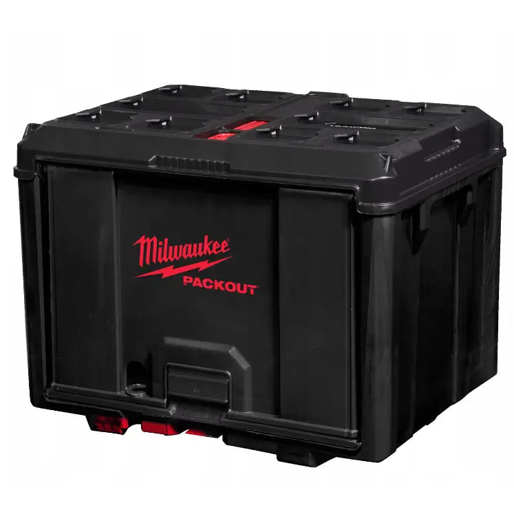 Milwaukee Packout skap, skrå frontvisning som fremhever røde logodetaljer og solide festeanordninger på lokket.