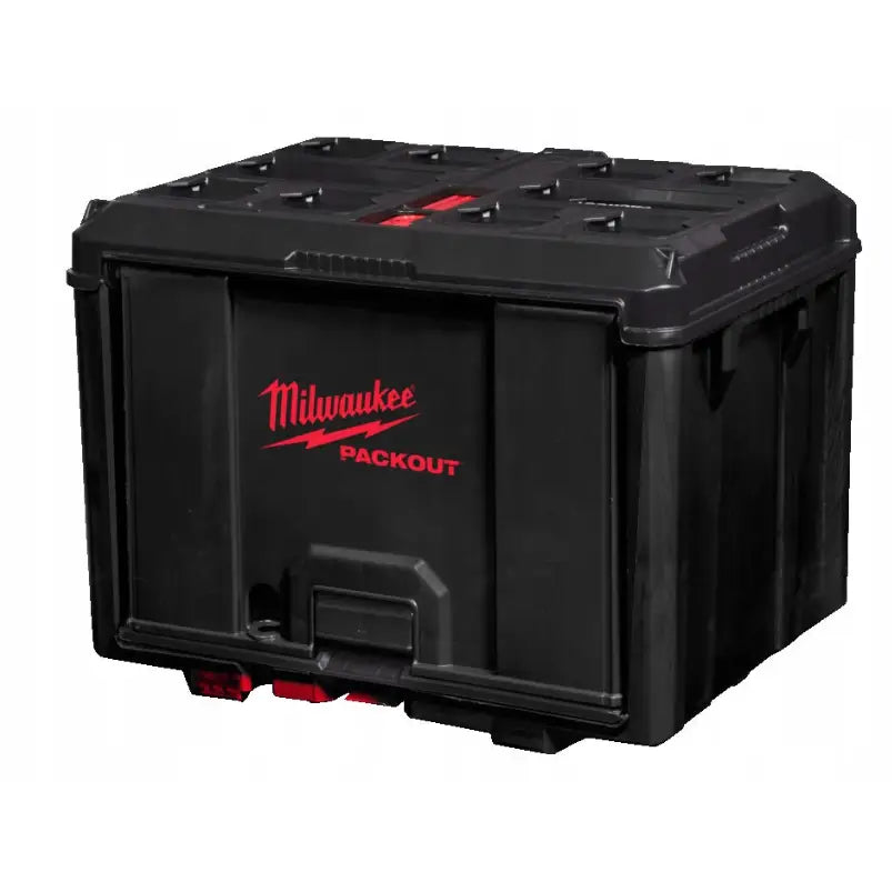 Milwaukee Packout skap, vist fra skrå forsidevinkel med tydelig rød logo og detaljert lokkstruktur.