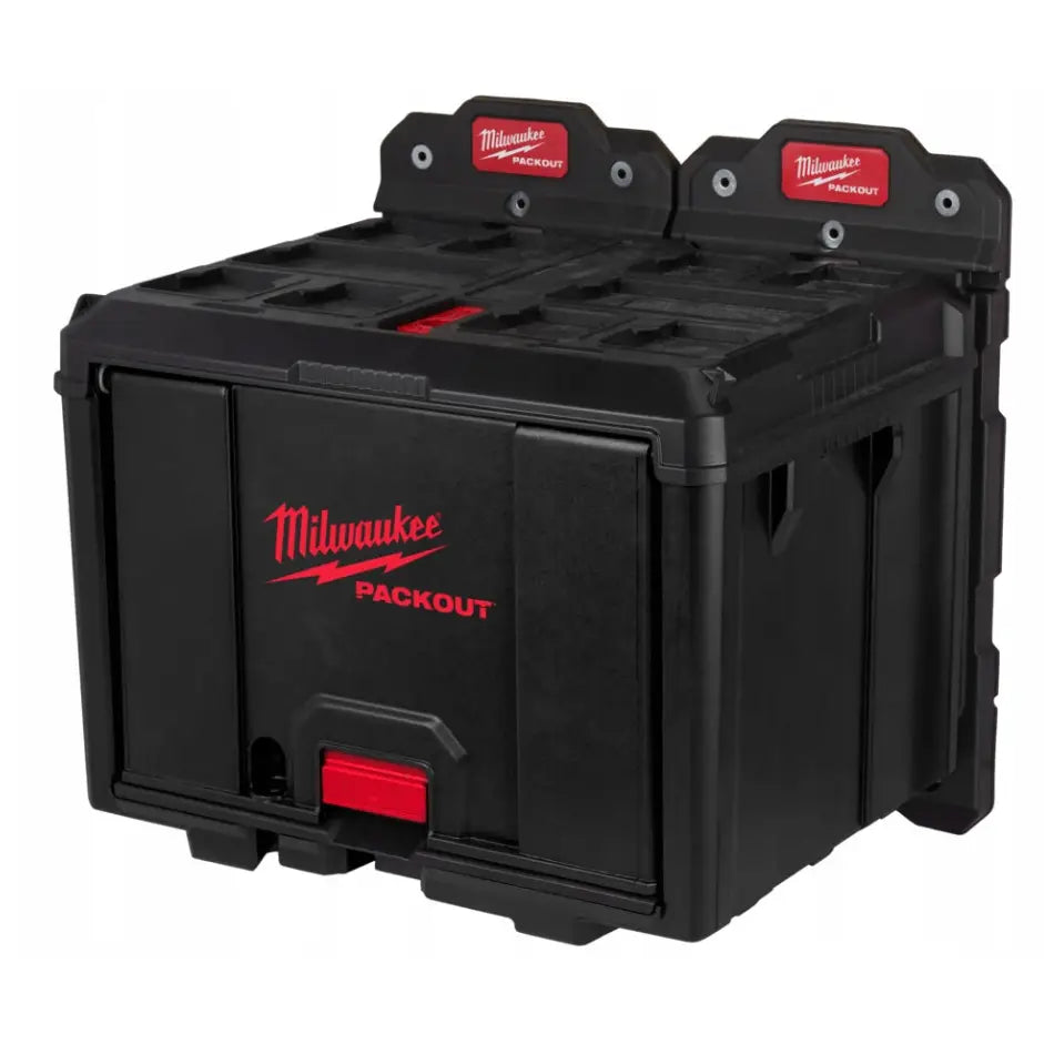 Milwaukee Packout skap, skrå frontvisning med rød logo, foldbare baklokk og solide sidehåndtak.