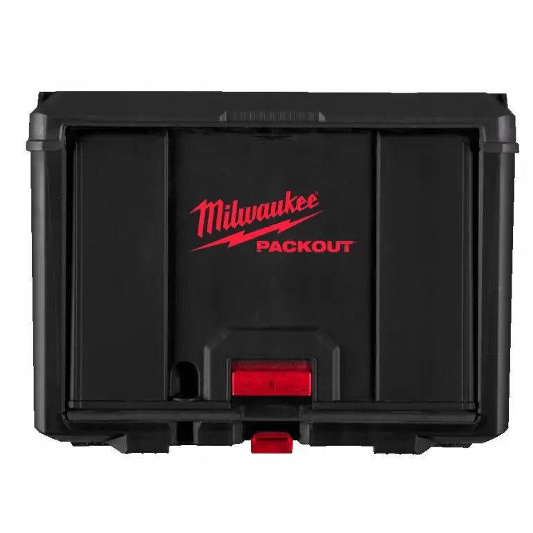 Milwaukee Packout skap, frontbilde med synlig rød logo, lås og markerte linjer på sort plastkasse.