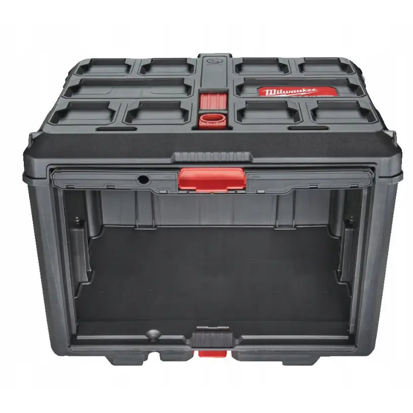 Milwaukee Packout skap, frontbilde med åpen dør, røde låsedetaljer og synlige innvendige rom.