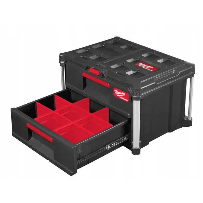 Milwaukee Packout verktøykasse med uttrekkbar skuff og ni røde rom, vist i vinkel forfra.