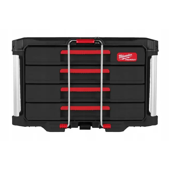 Milwaukee Packout verktøykasse med fire skuffer, sett forfra med røde håndtak og sølvfargede metallstolper.