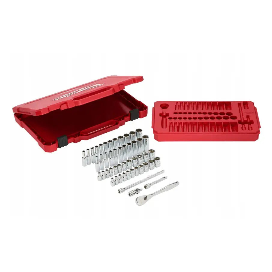 Milwaukee sett med 1/4" hylsenøkler, 50 deler i rødt etui, sett skrått ovenfra med alle deler synlig.
