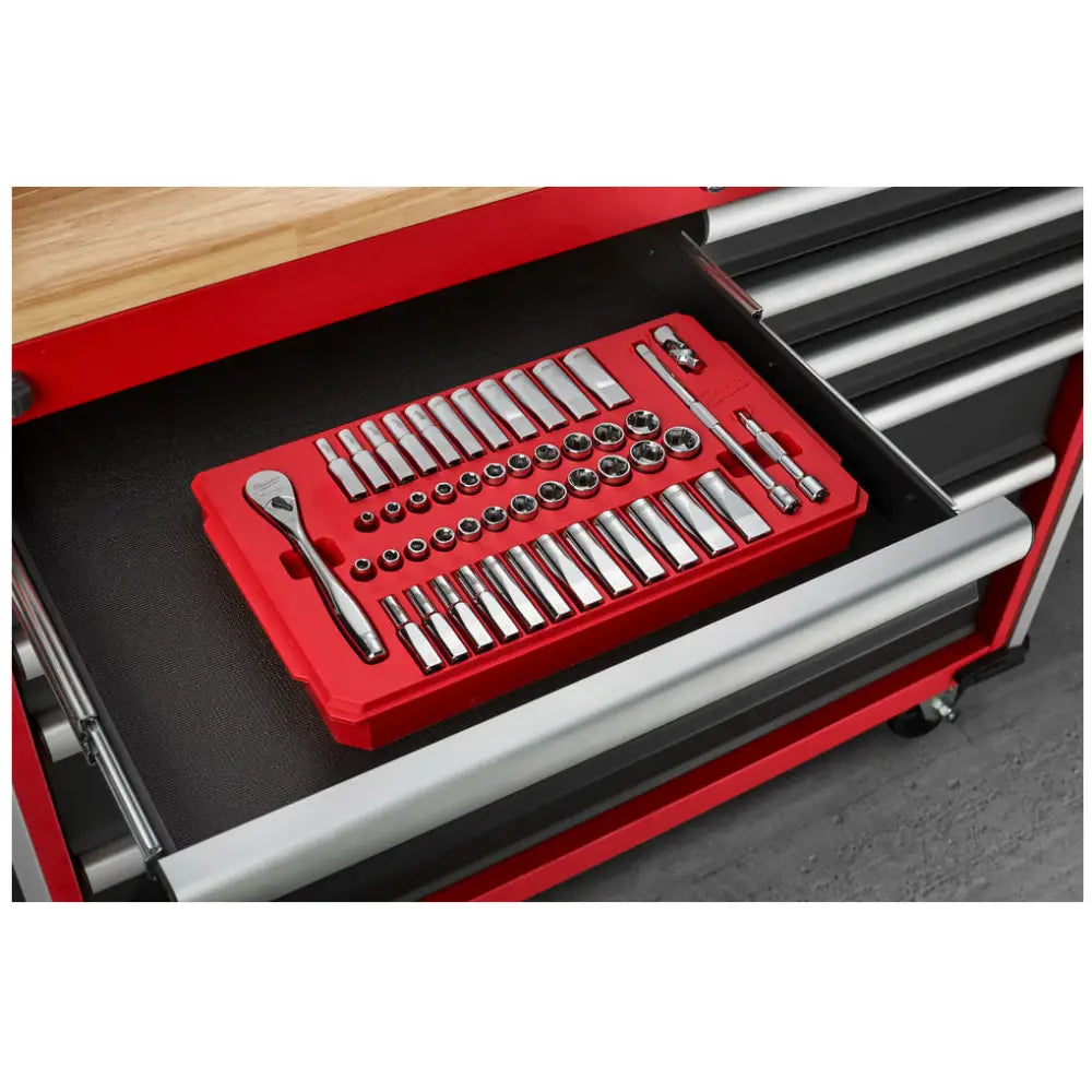 Milwaukee hylsenøkkelsett, 50 deler i rød holder, organisert i åpen skuff i rødt og svart verktøyskap.