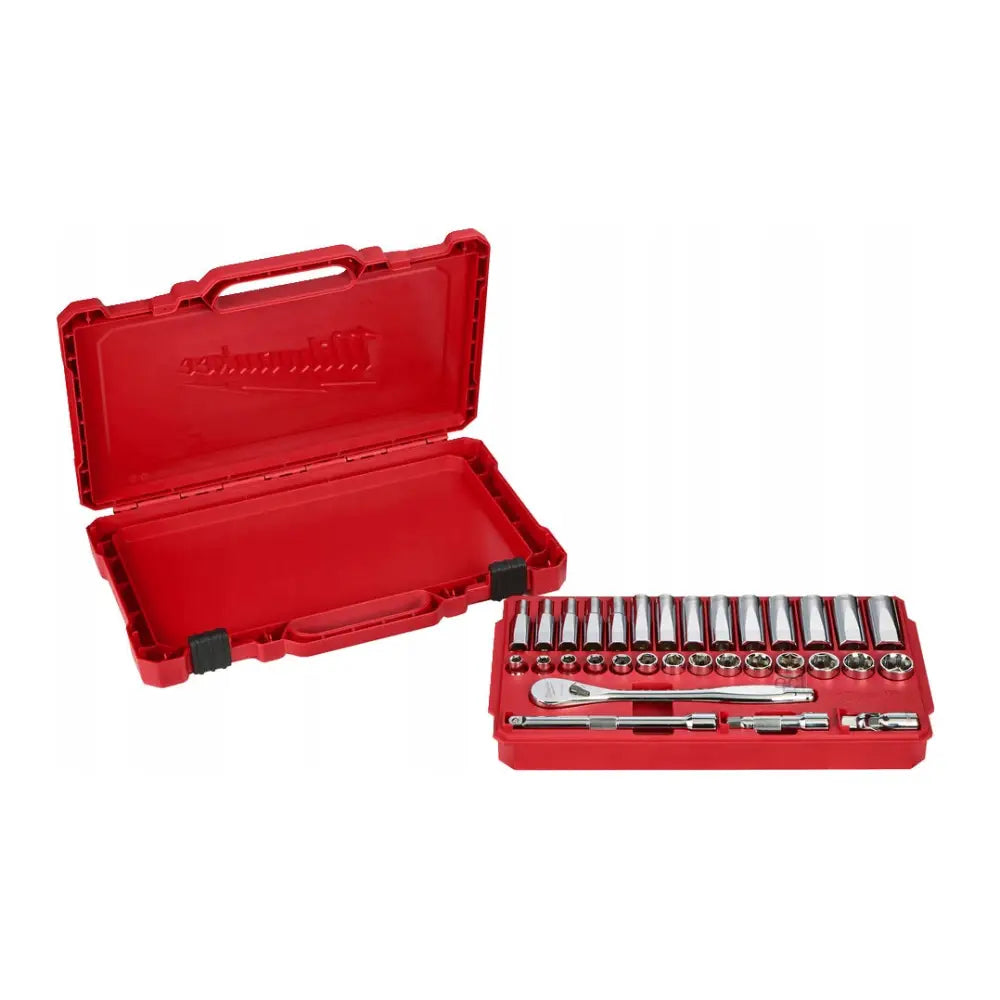 Milwaukee sett med hylsenøkler 3/8″, 32 deler i åpent rødt etui med sort håndtak og metallverktøy synlig.
