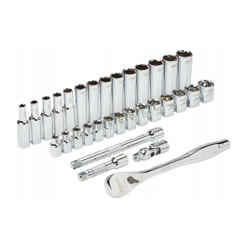 Milwaukee hylsenøkkelsett, 32 deler, skråvisning som viser alle piper, skralle og tilbehør i blank finish.