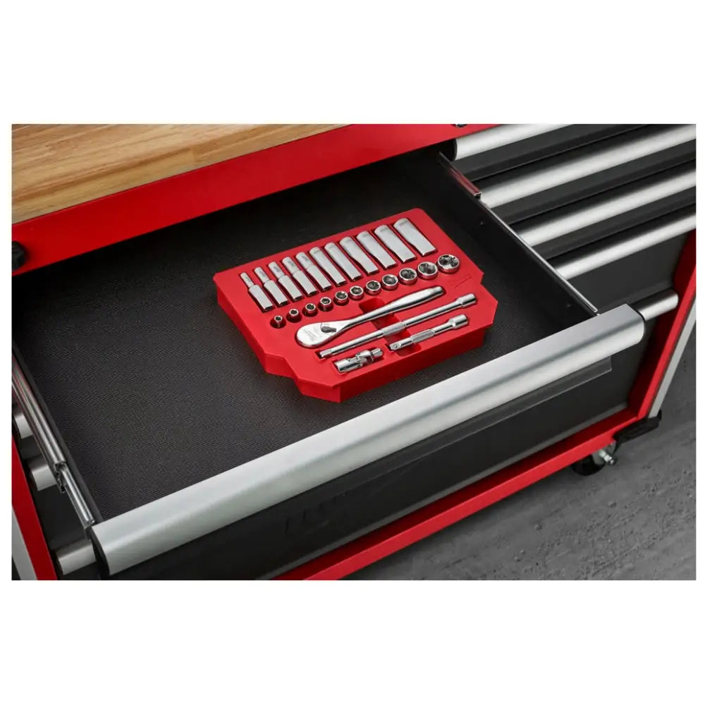 Milwaukee hylsenøkkelsett med 32 deler, organisert i rød innsats i åpen skuff på verktøybenk.