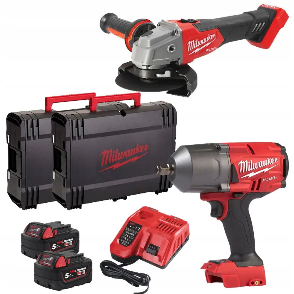 Milwaukee sett med batteridrevet vinkelsliper og muttertrekker, to kofferter, batterier og lader fra skrå vinkel.