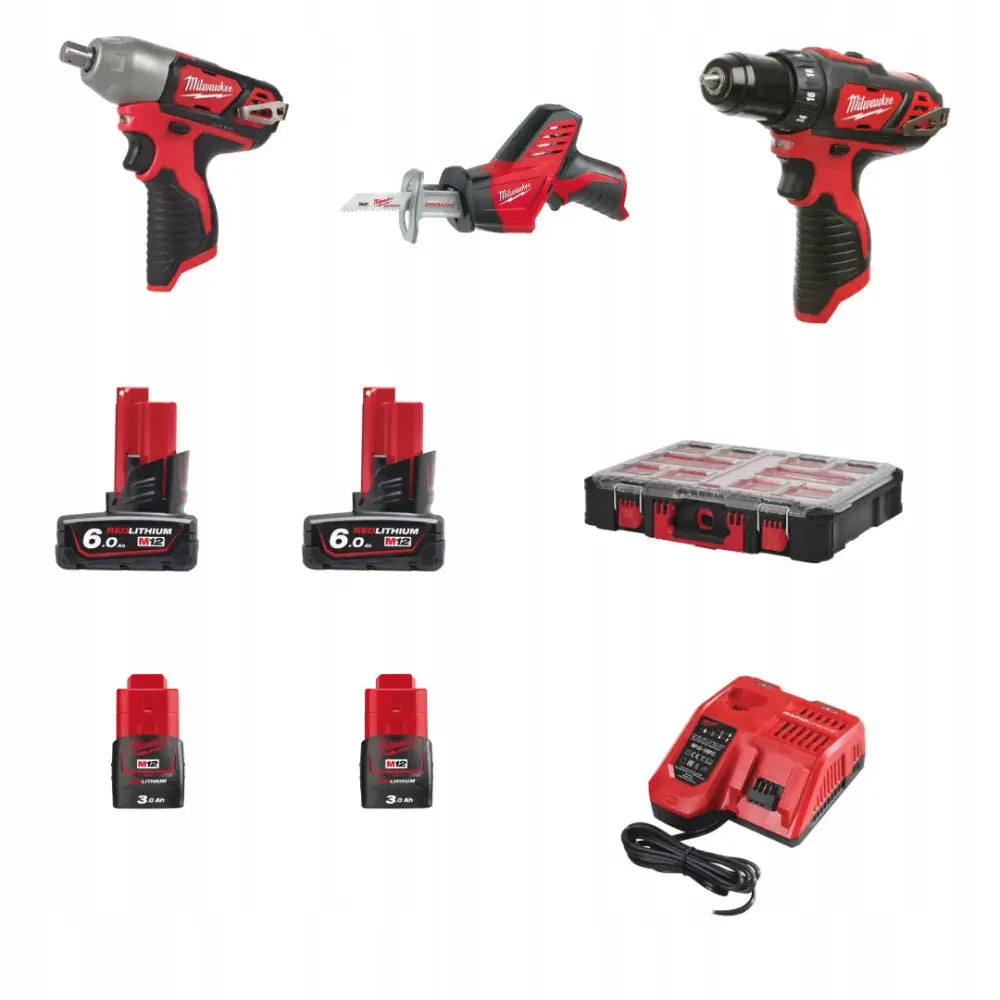 Milwaukee verktøysett med tre elektriske verktøy, fire batterier, lader og rød oppbevaringsboks på hvit bakgrunn.