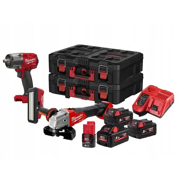 Milwaukee verktøysett med vinkelsliper, skrumaskin, lader, batterier og to røde verktøykasser på hvit bakgrunn.