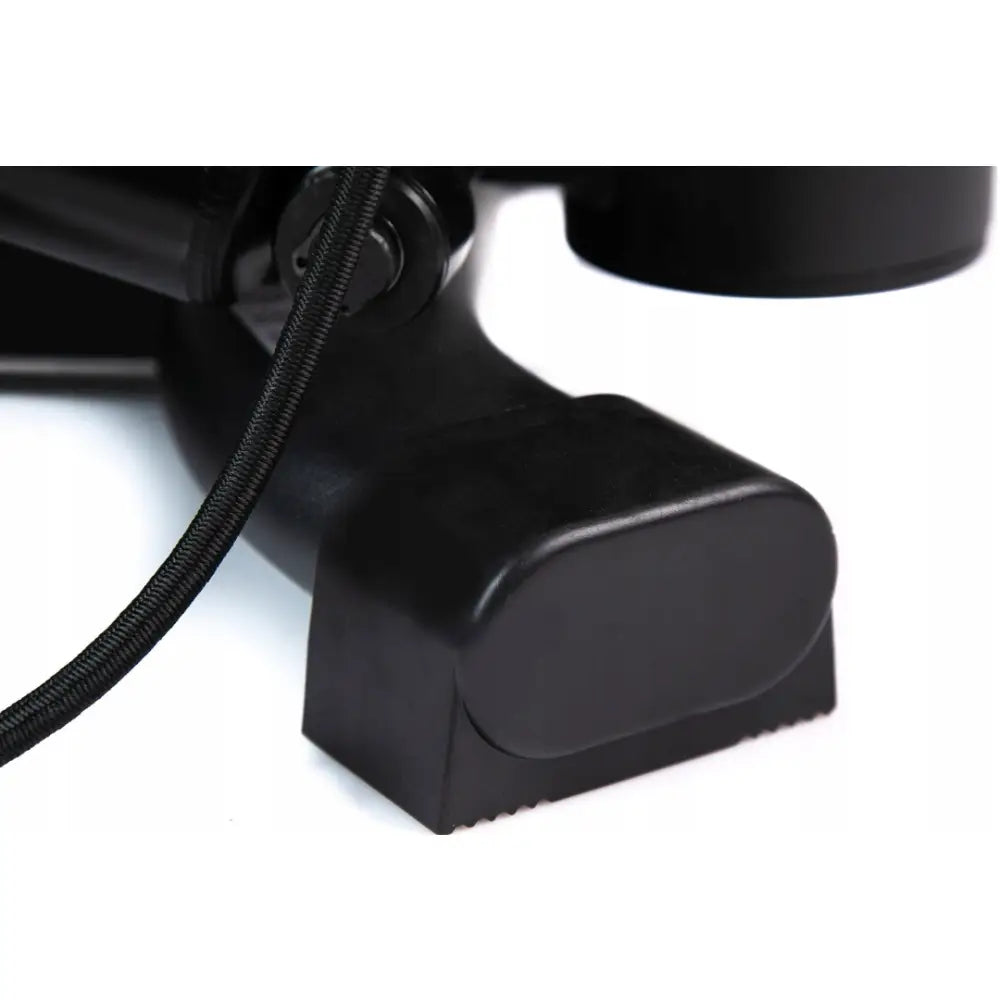 Mini Stepper med motstandsbånd, nærbilde av sort plasthåndtak med tekstilkabel og riflet underside.