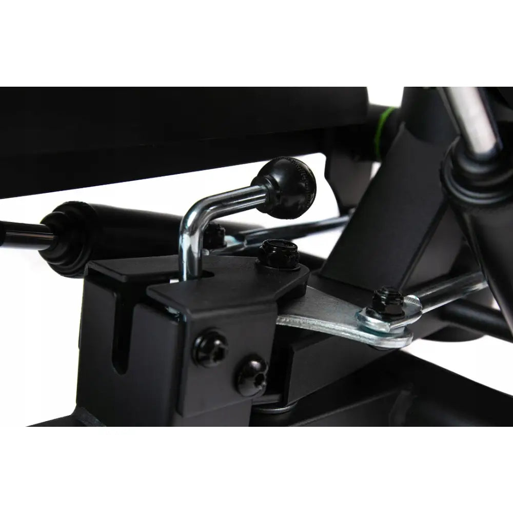 Mini stepper med motstandsbånd, detaljert nærbilde av justeringsspak og festepunkter i metall.