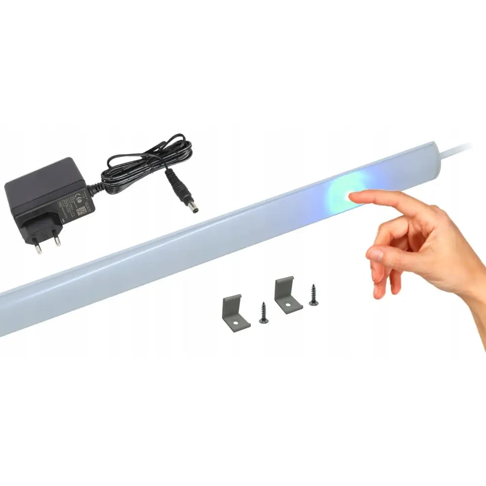 Møbellist Led for hjørne av skap, sølvfarget lyslist med hånd som viser størrelse og medfølgende tilbehør.