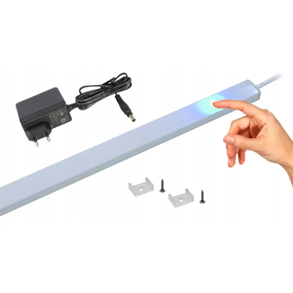 Møbellist Rett LED for skap, sølvfarget lyslist med berøringssensor, hånd peker mot aktivert sensor.