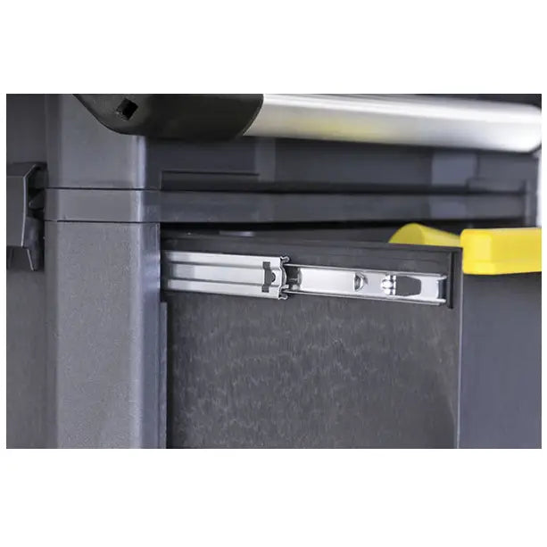 Oppbevaringsskuff til Stanley mobil verksted, nærbilde av grå plastskuff med metallskinne og gul detalj.
