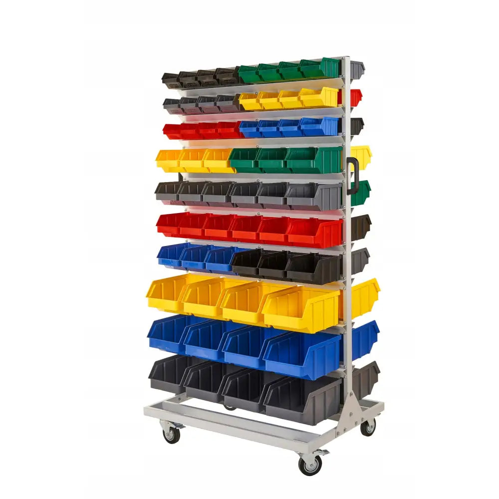 Mobil verkstedhylle med fargerike plastbokser og metallramme på hjul, sett fra skrå vinkel.