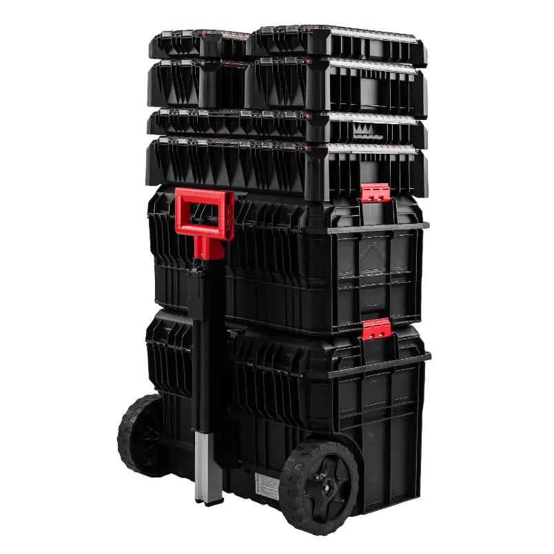 Mobil verktøykasse Kistenberg, stablede svarte kasser på tralle med store hjul og rødt håndtak, sidevisning.