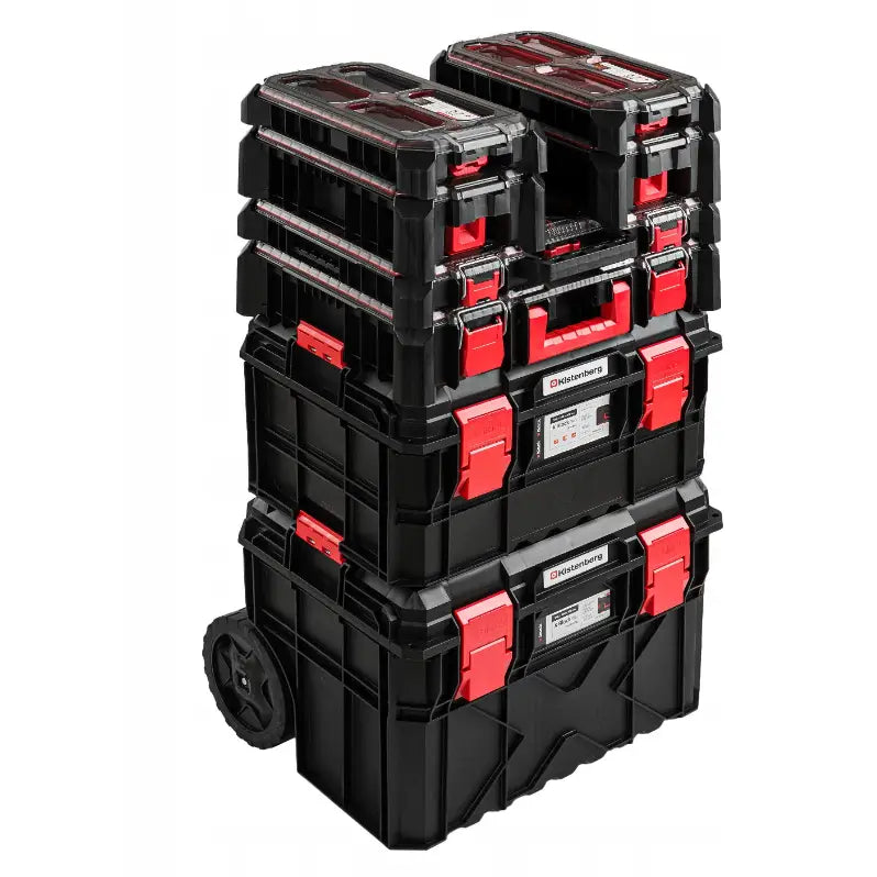 Mobil verktøykasse Kistenberg, fire sorte modulbokser med røde spenner, to med hjul for transport, stablet.