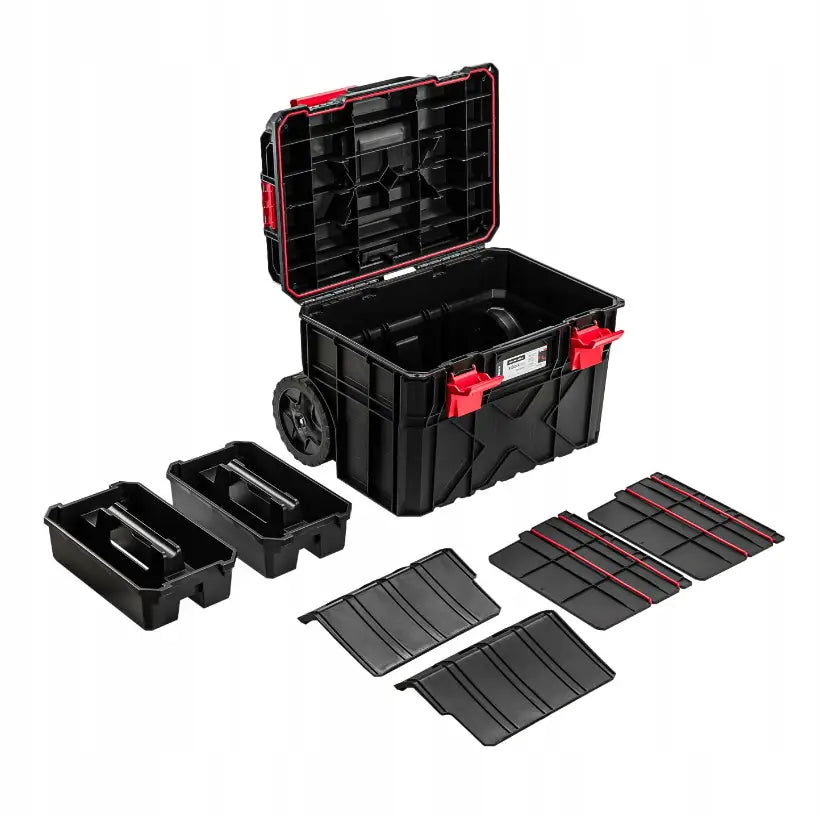 Mobil verktøykasse i sort plast med åpent lokk, røde låser, hjul og innsatser samt plastskiller foran.