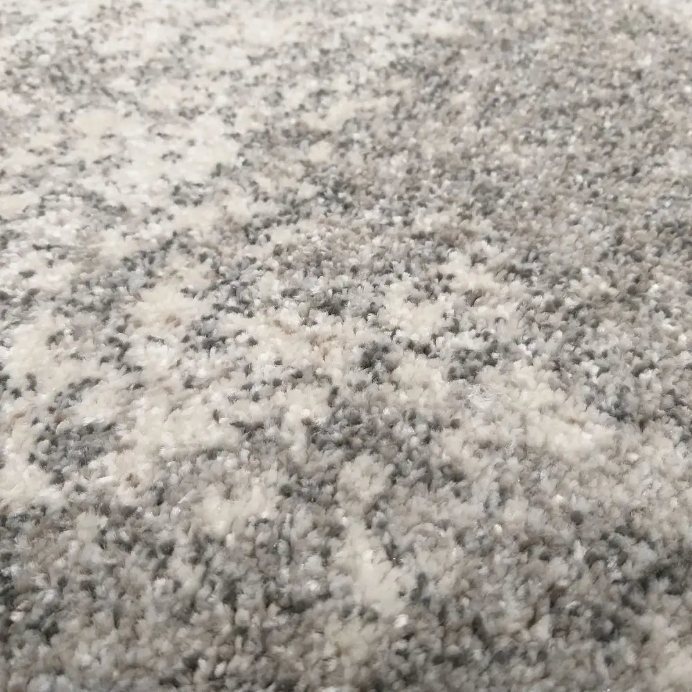 Modern Tepe Vista 05, nærbilde som fremhever den myke, tettvevde luggen i grå og kremhvite toner.