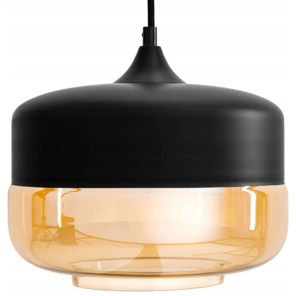 Moderne flat glass hengende taklampe med matt sort topp og ravfarget glass, frontvisning mot hvit bakgrunn.