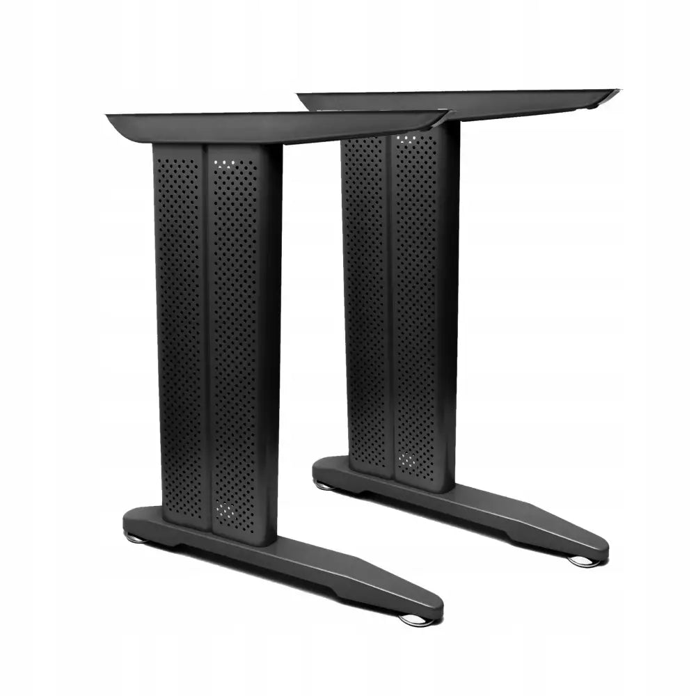 Moderne gaming skrivebordsramme i svart stål, skrått sett med perforerte bordben og solide, flate føtter.