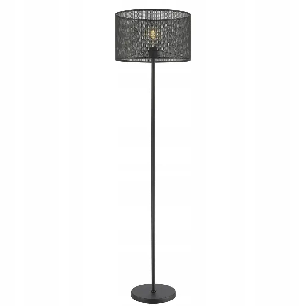 Moderne gulvlampe i sort metall, sylinderformet nettingskjerm og synlig lyspære, sett fra foten.